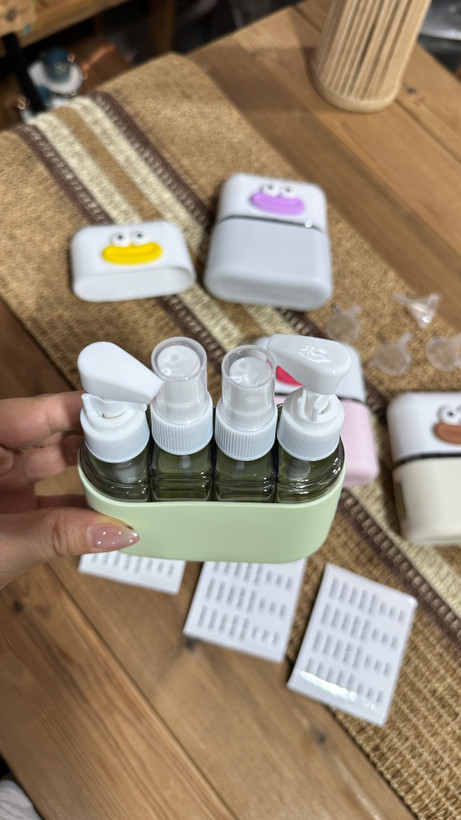 پک بهداشتی مسافرتی سیلیکونی طرح ایموجی